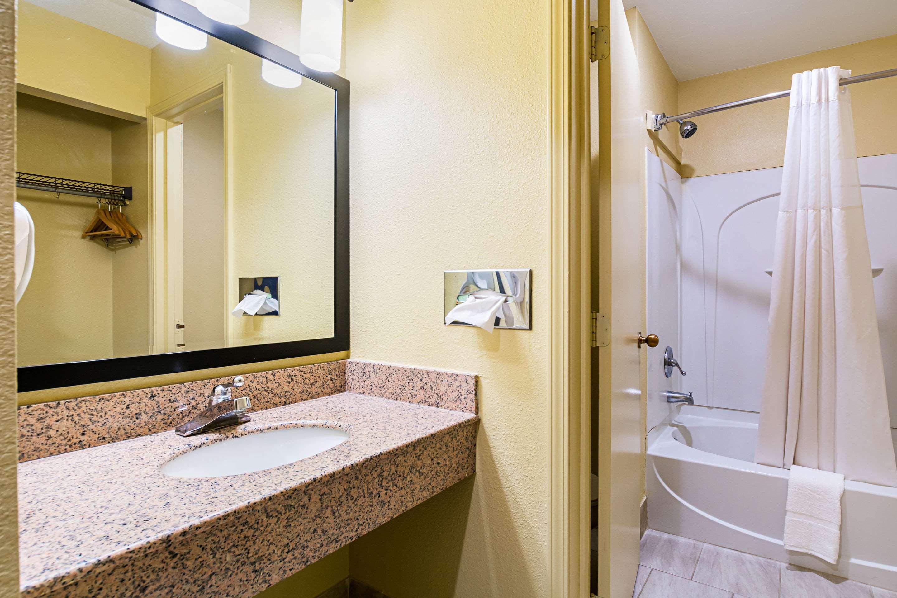 Quality Inn & Suites Greensburg I-74 Zewnętrze zdjęcie